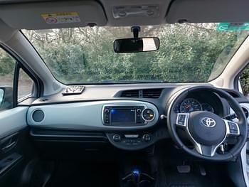 Used Toyota Yaris Hybrid T4 101 HP (74 kW) 2013 White Hatchback