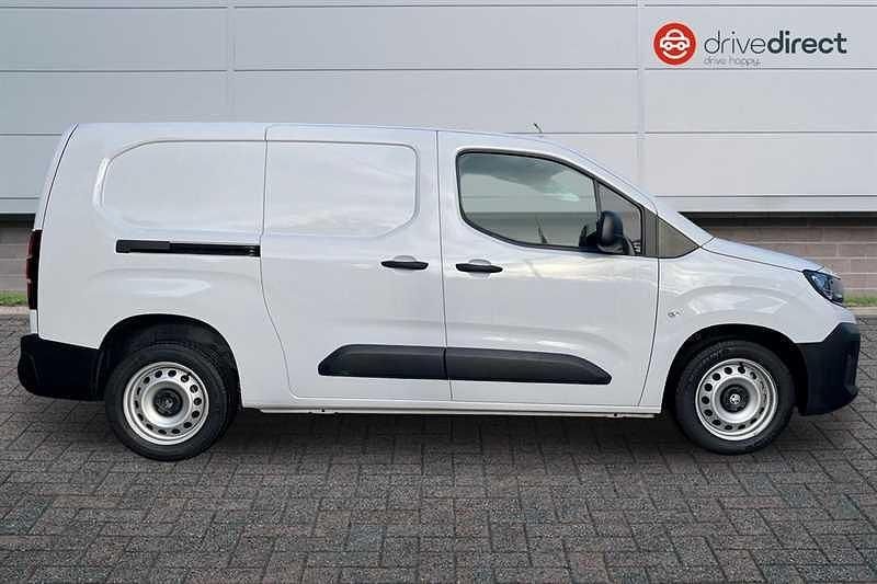 New Vauxhall Combo 100 HP (73 kW) 2025 White MPV