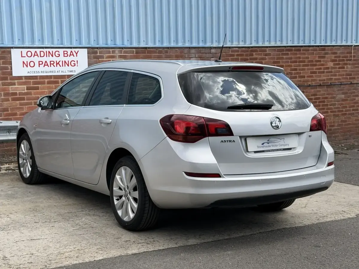 Used Vauxhall Astra 114 HP (83 kW) 2011 Silver Estate