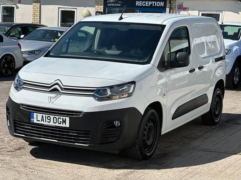 Used Citroën Berlingo Start 100 HP (73 kW) 2019 White MPV
