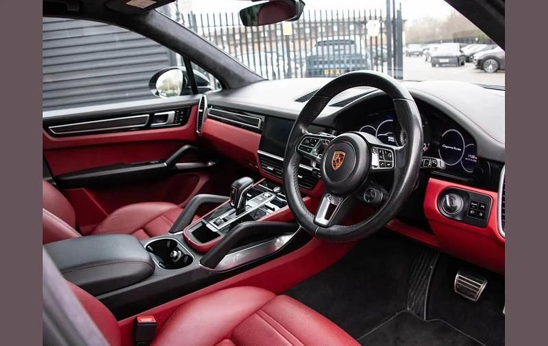 Used Porsche Cayenne Turbo 542 HP (398 kW) 2019 Grey SUV