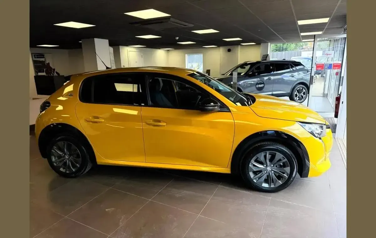 Used Peugeot e-208 Allure Premium 100 kW (136 HP) 2022 Yellow Hatchback