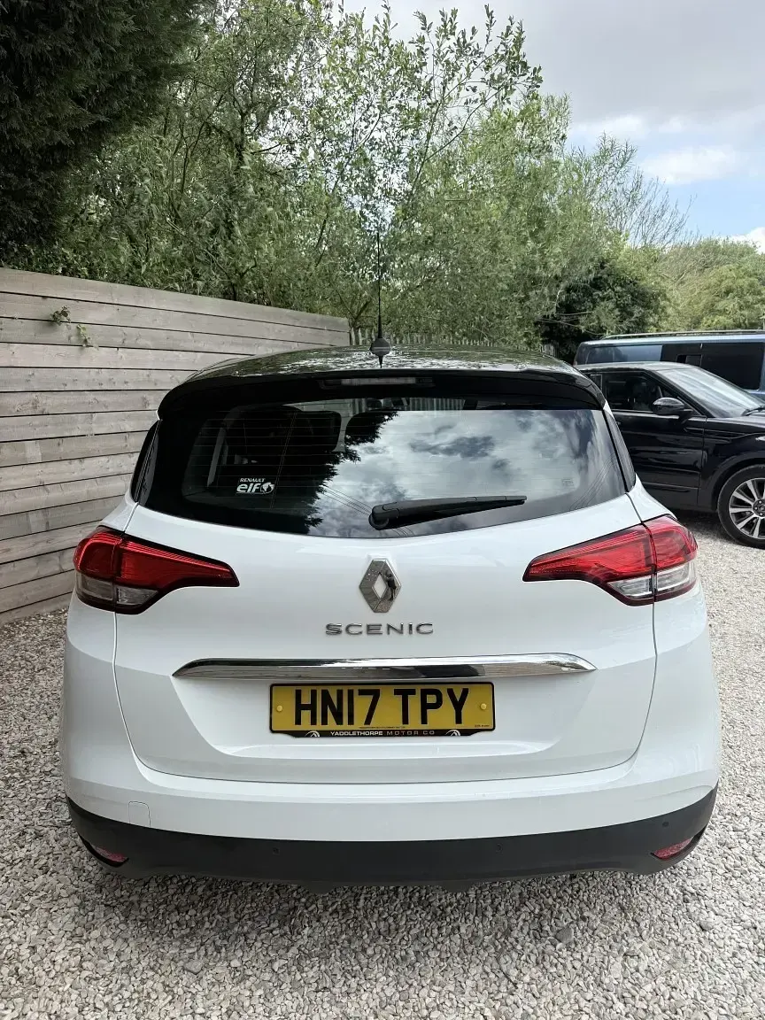 Used Renault Scénic Dynamique 110 HP (80 kW) 2017 White/black MPV