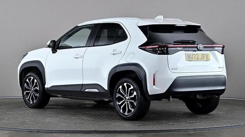 Used Toyota Yaris Hybrid Design 116 HP (85 kW) 2022 White Hatchback