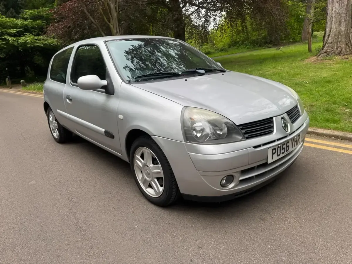 Usado Renault Clio II Campus 2006 Prateado Citadino