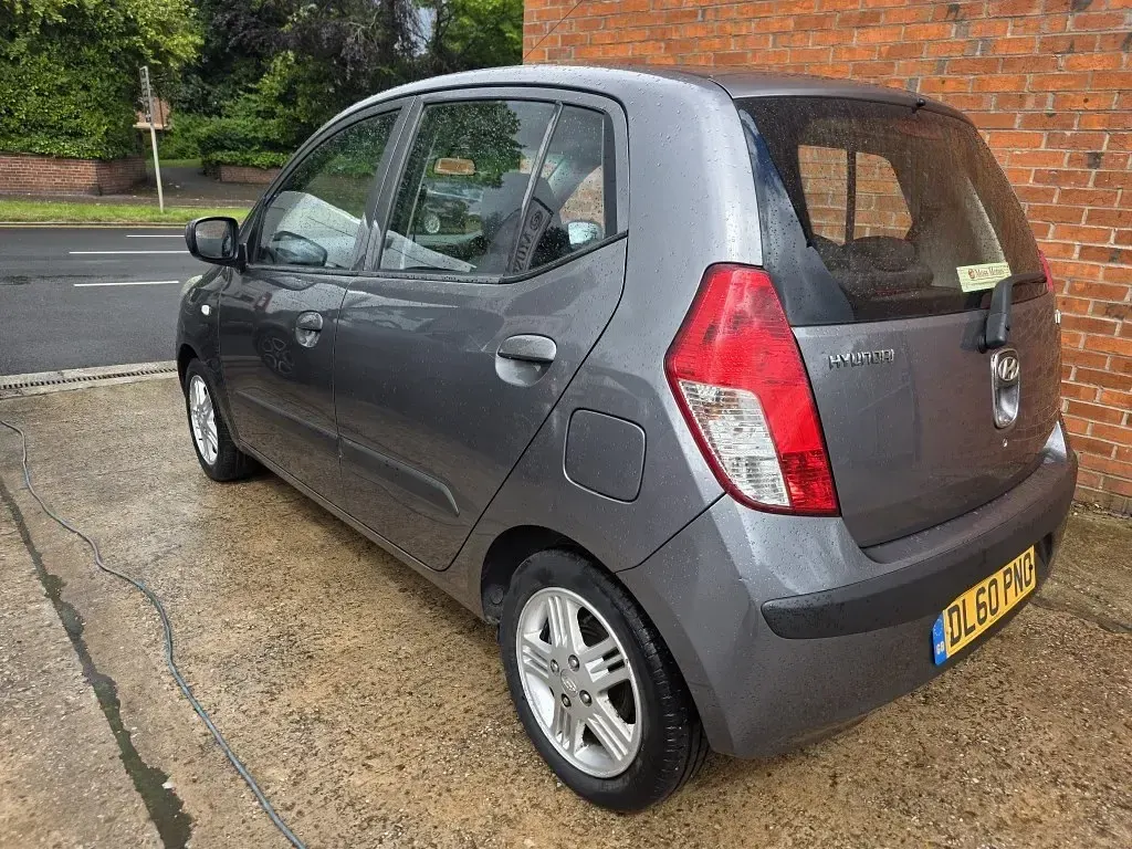 Usado Hyundai i10 Comfort 86 HP (63 kW) 2011 Cinzento Citadino
