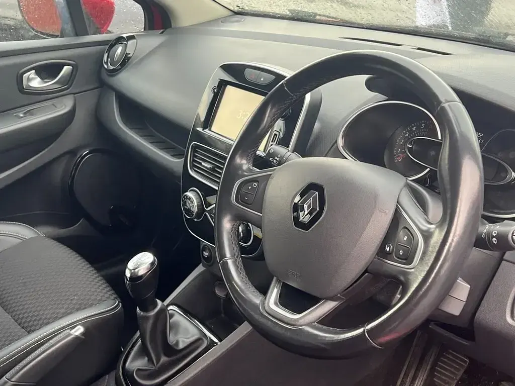 Used Renault Clio Dynamique 90 HP (66 kW) 2017 Red Hatchback
