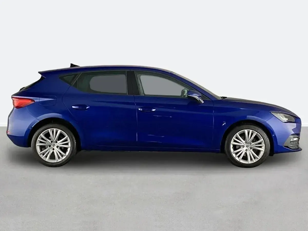 Used Seat Leon SE Dynamic 115 HP (84 kW) 2021 Blue Hatchback