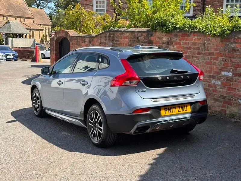 Used Volvo V40 CC 152 HP (111 kW) 2017 Blue Estate