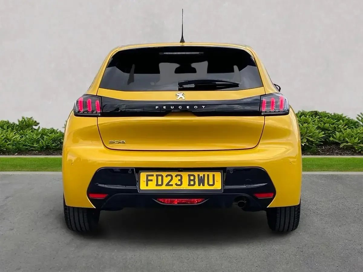 Used Peugeot 208 Allure+ 100 HP (73 kW) 2023 Yellow Hatchback