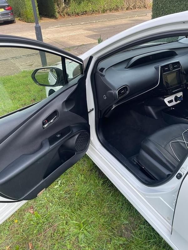 Used Toyota Prius Active 2017 White Hatchback