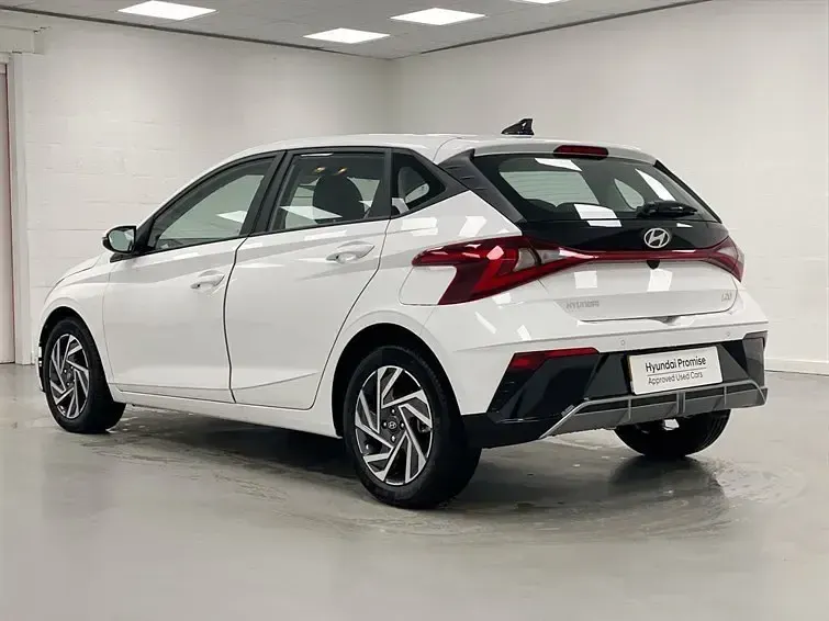 Käytetty Hyundai i20 Advanced 90 HP (66 kW) 2024 Valkoinen Viistoperä