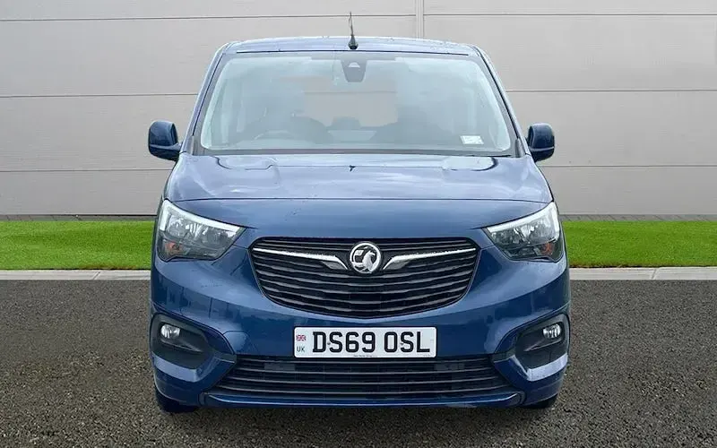 Used Vauxhall Combo S 131 HP (96 kW) 2019 Blue MPV