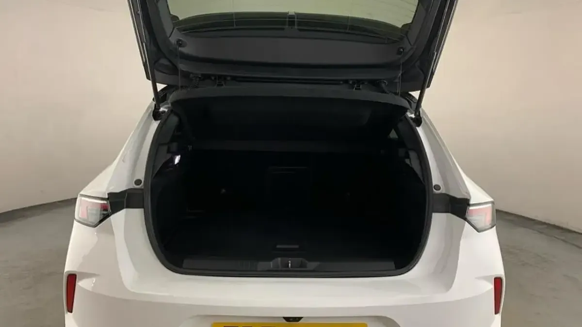 Used Vauxhall Astra GS Line 128 HP (94 kW) 2022 White Hatchback