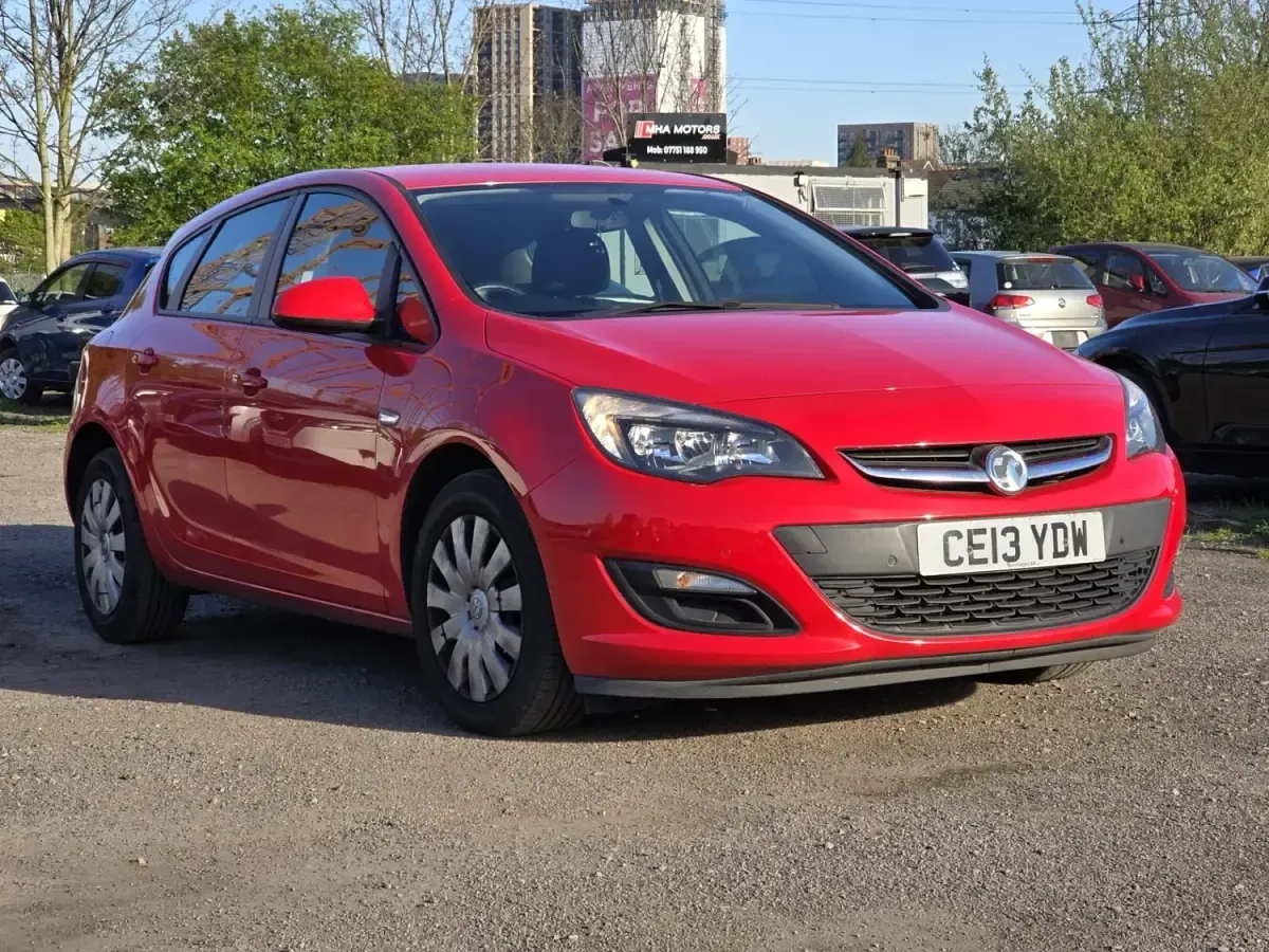 Second-hand Vauxhall Astra 2013 Roșu Hatchback