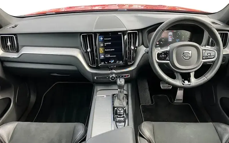 Used Volvo XC60 R-Design 250 HP (183 kW) 2018 Red SUV