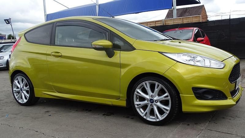 Used Ford Fiesta Zetec 125 HP (91 kW) 2014 Yellow Hatchback