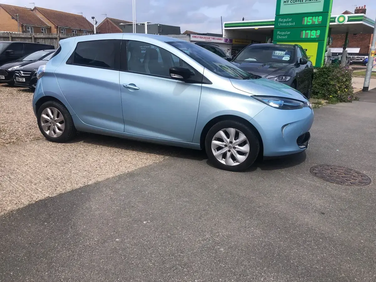 Used Renault Zoe Dynamique 64 kW (88 HP) 2015 Blue Hatchback