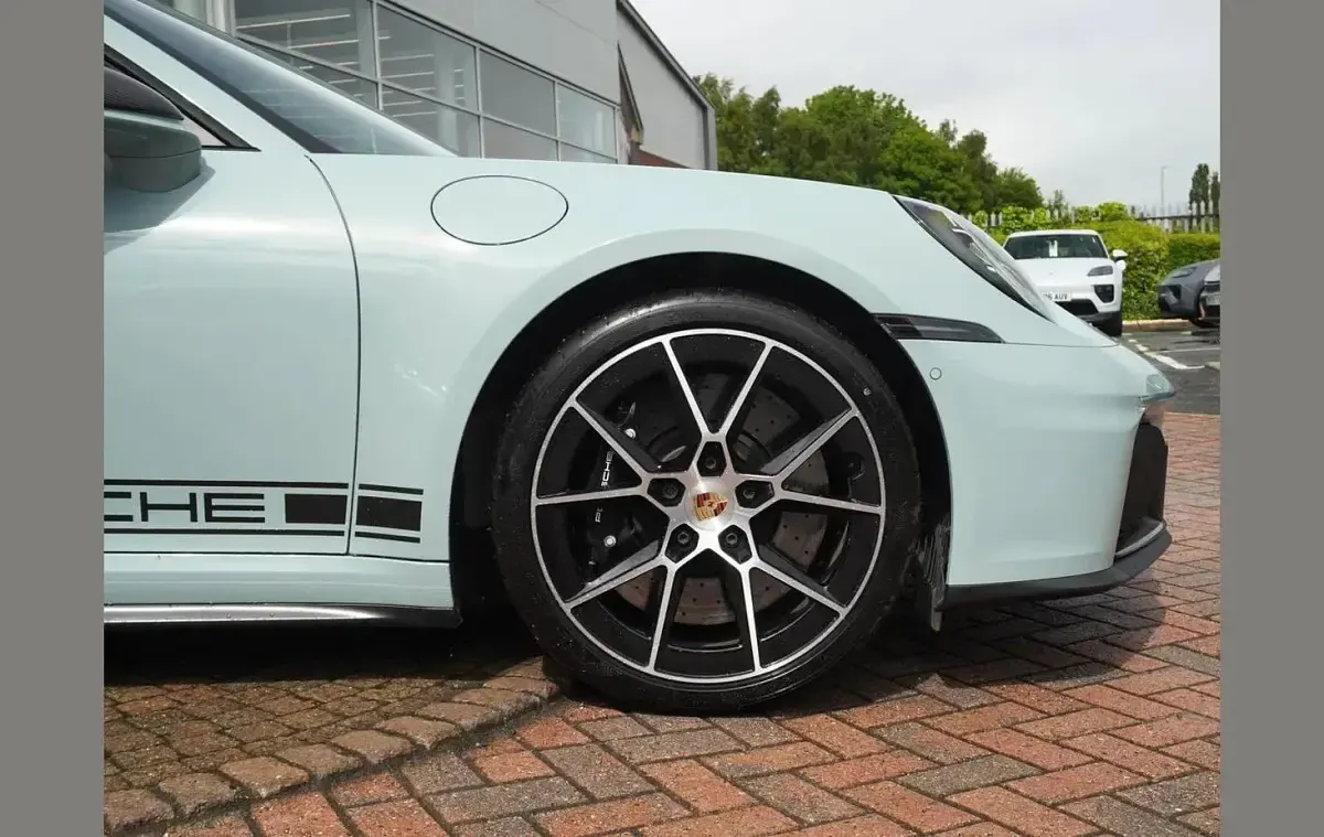 Used Porsche 911 534 HP (392 kW) 2024 Green Cabriolet