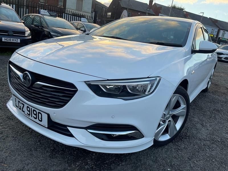 Used Vauxhall Insignia SRi 165 HP (121 kW) 2018 White Hatchback