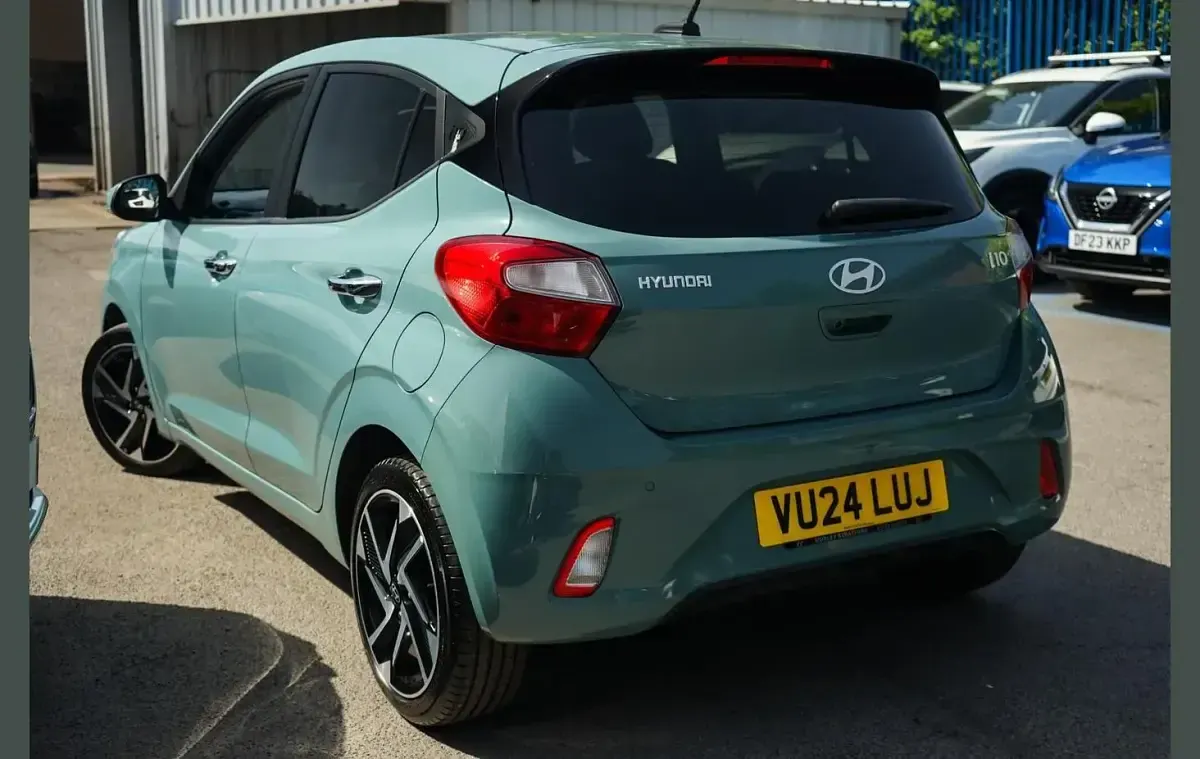 Used Hyundai i10 Premium 65 HP (47 kW) 2024 Green Hatchback