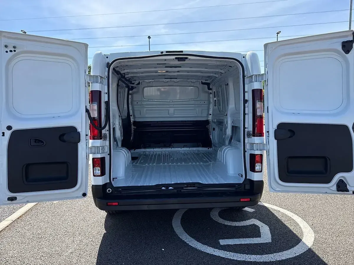 New Renault Trafic 2026 Glacier white MPV