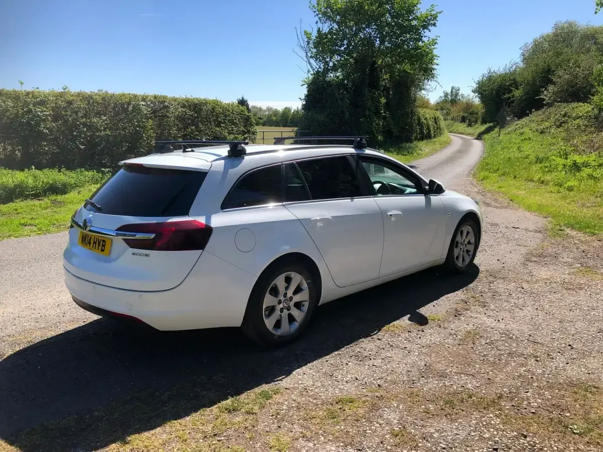 Second-hand Vauxhall Insignia Design Edition 140 CP (102 kW) 2014 Alb Break