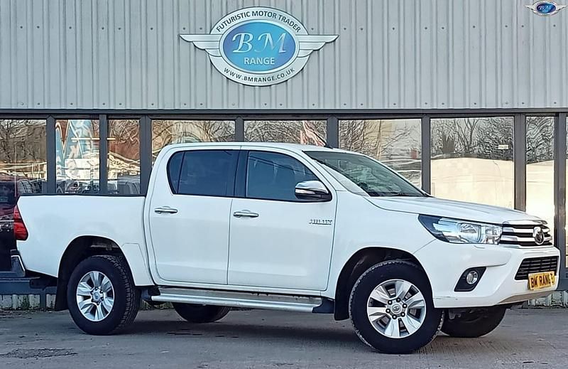 Used Toyota HiLux 150 HP (110 kW) 2017 White Pickup