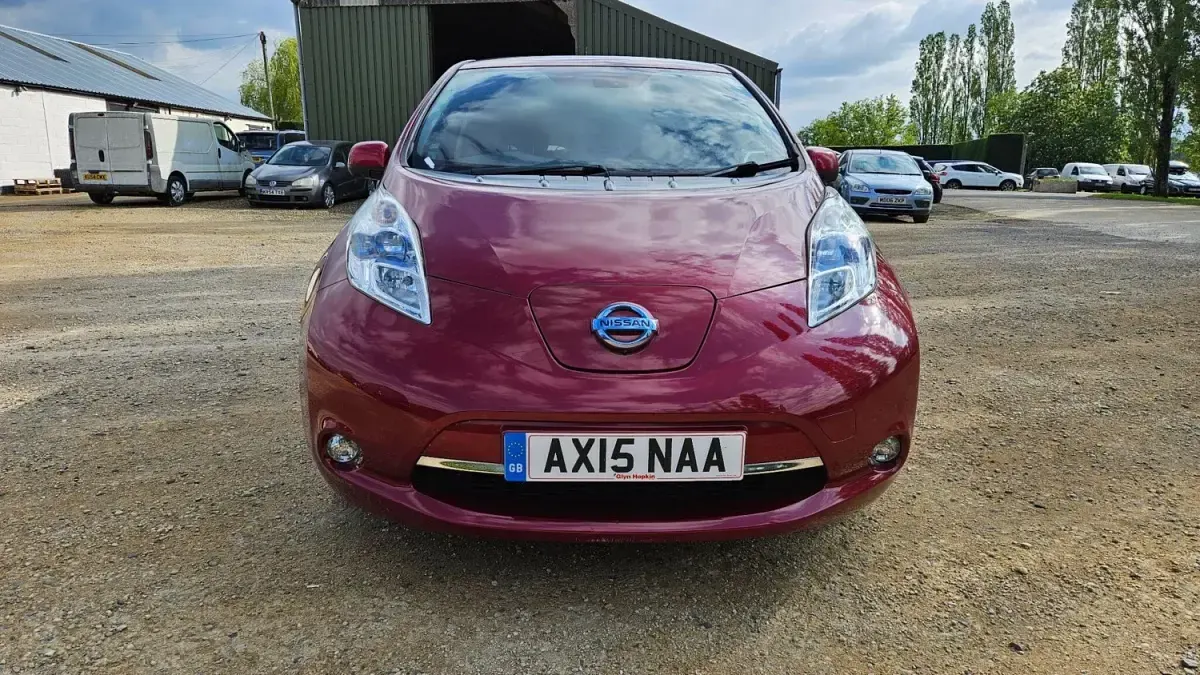 Gebraucht Nissan Leaf Tekna 80 kW (109 PS) 2015 Rot Kleinwagen
