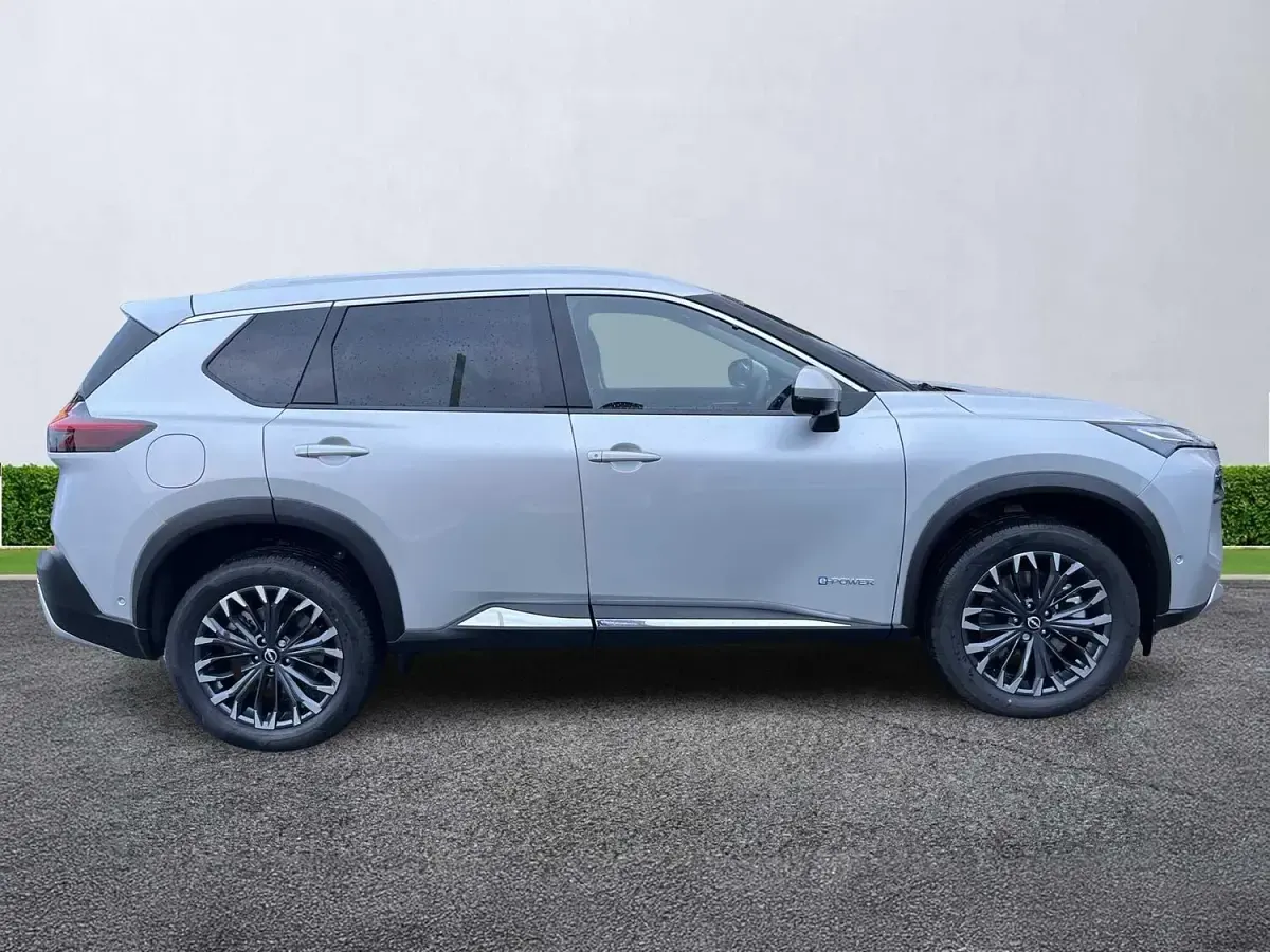 Used Nissan X-Trail Tekna 213 HP (156 kW) 2025 Brilliant silvr SUV