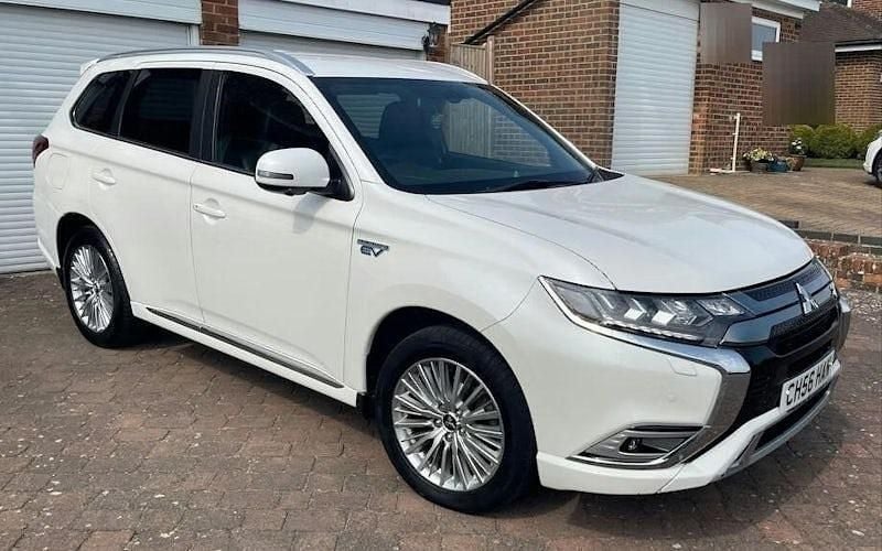 Used 2019 Mitsubishi Outlander P-HEV Estate | £10,988 (Good price) - Image 1/4