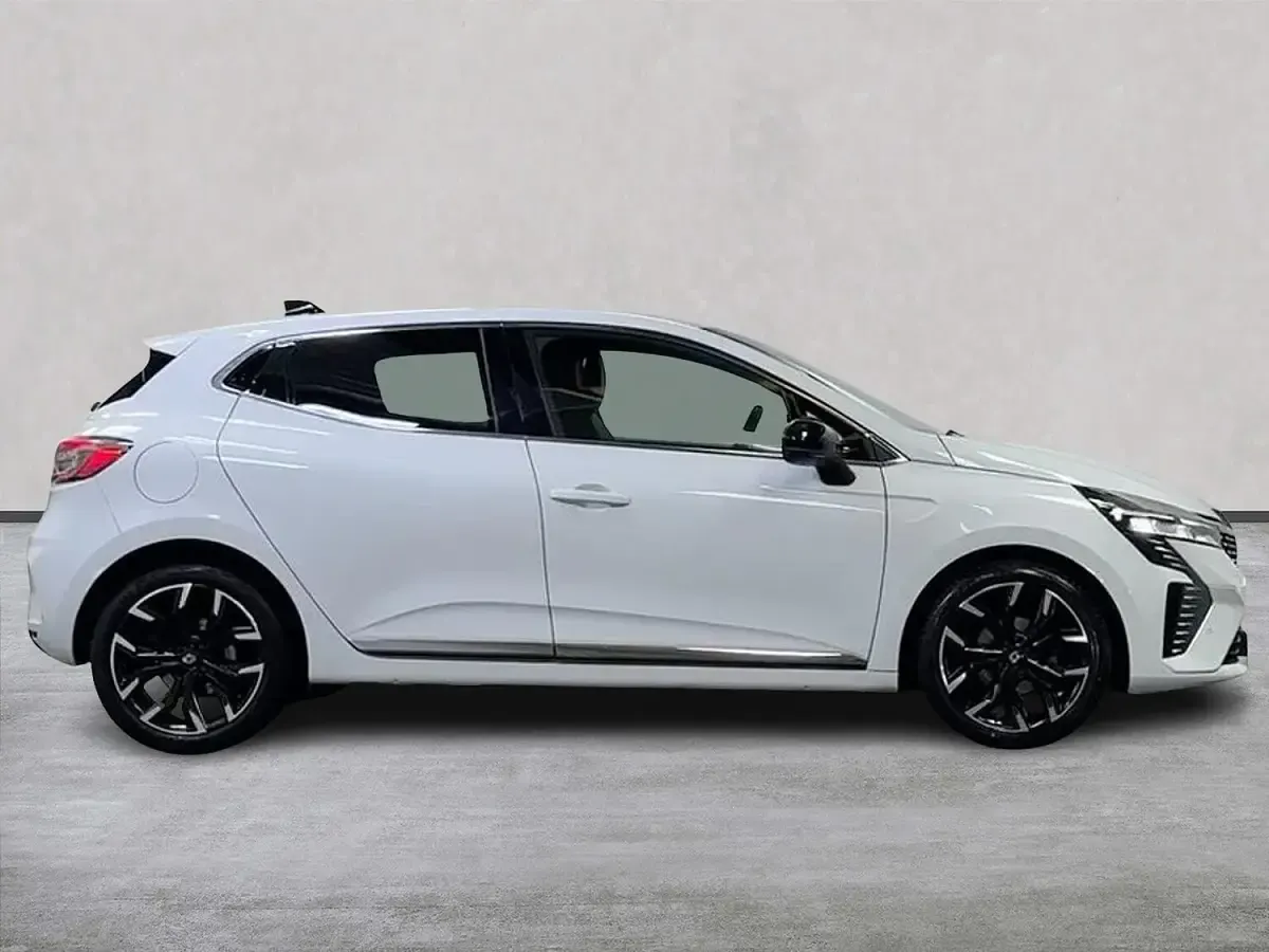 Used Renault Clio Techno 90 HP (66 kW) 2024 White Hatchback