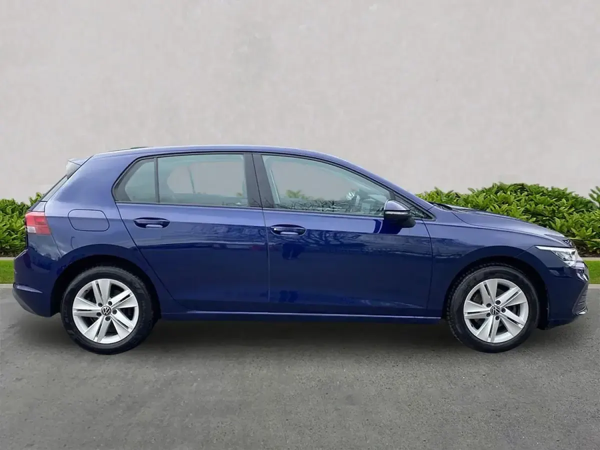 Second-hand VW Golf VIII Life 150 CP (110 kW) 2024 Albastru Hatchback