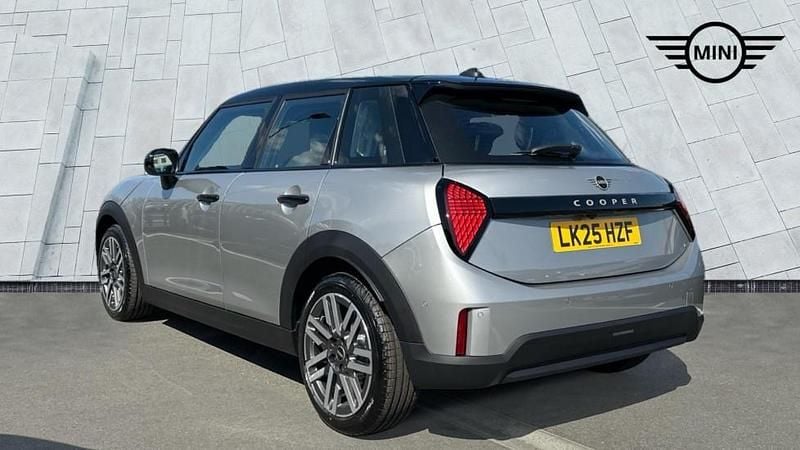 Begagnad Mini Cooper Hatch 113 kW (154 HK) 2025 Silver Halvkombi