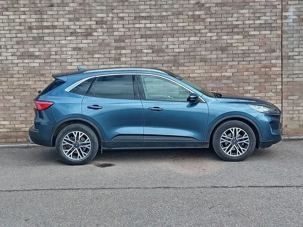Usado Ford Kuga Titanium 120 HP (88 kW) 2022 Azul SUV