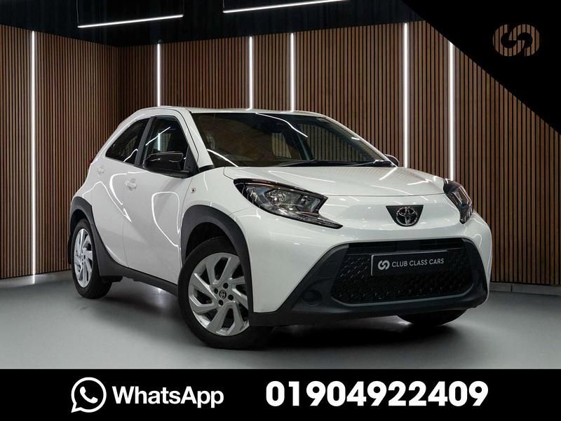 Used Toyota Aygo X X-pure 72 HP (52 kW) 2023 White SUV