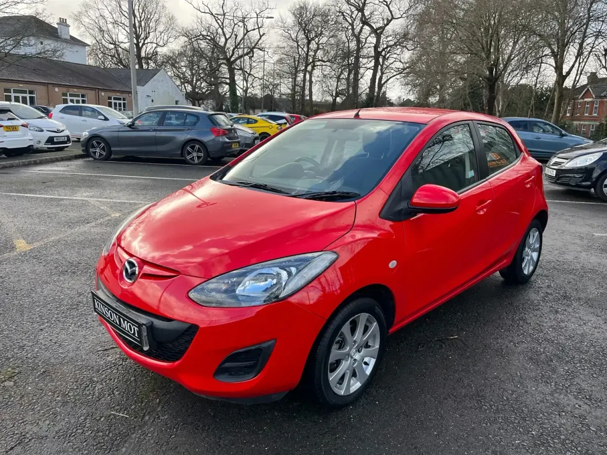 Usado Mazda 2 102 HP (75 kW) 2011 Vermelho Citadino