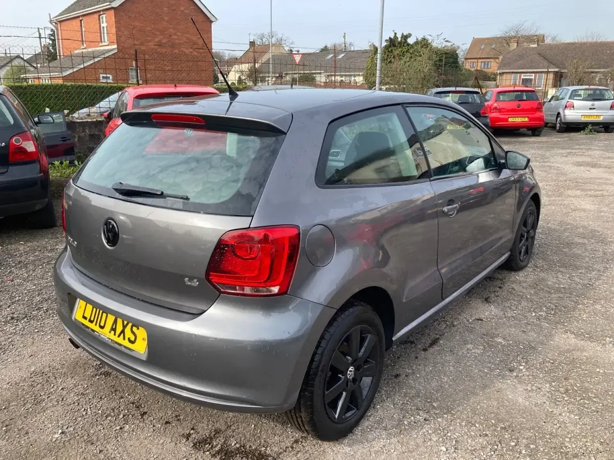 Usado VW Polo SE 85 CV (62 kW) 2010 Gris Utilitario