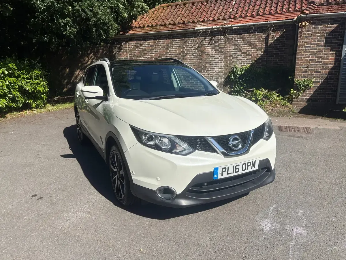 Used Nissan Qashqai Tekna 115 HP (84 kW) 2016 White SUV
