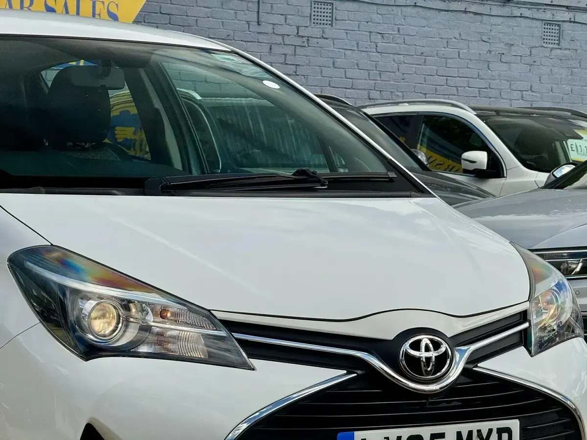Used Toyota Yaris 99 HP (72 kW) 2015 White Hatchback