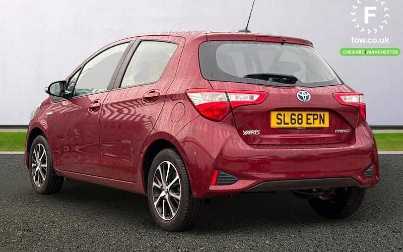 Used Toyota Yaris Hybrid 101 HP (74 kW) 2018 Red Hatchback