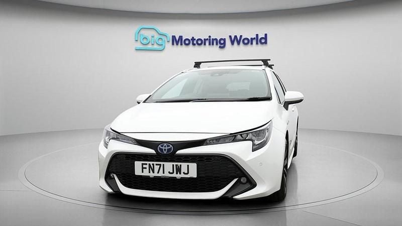 Used Toyota Corolla Design 184 HP (135 kW) 2021 White Estate
