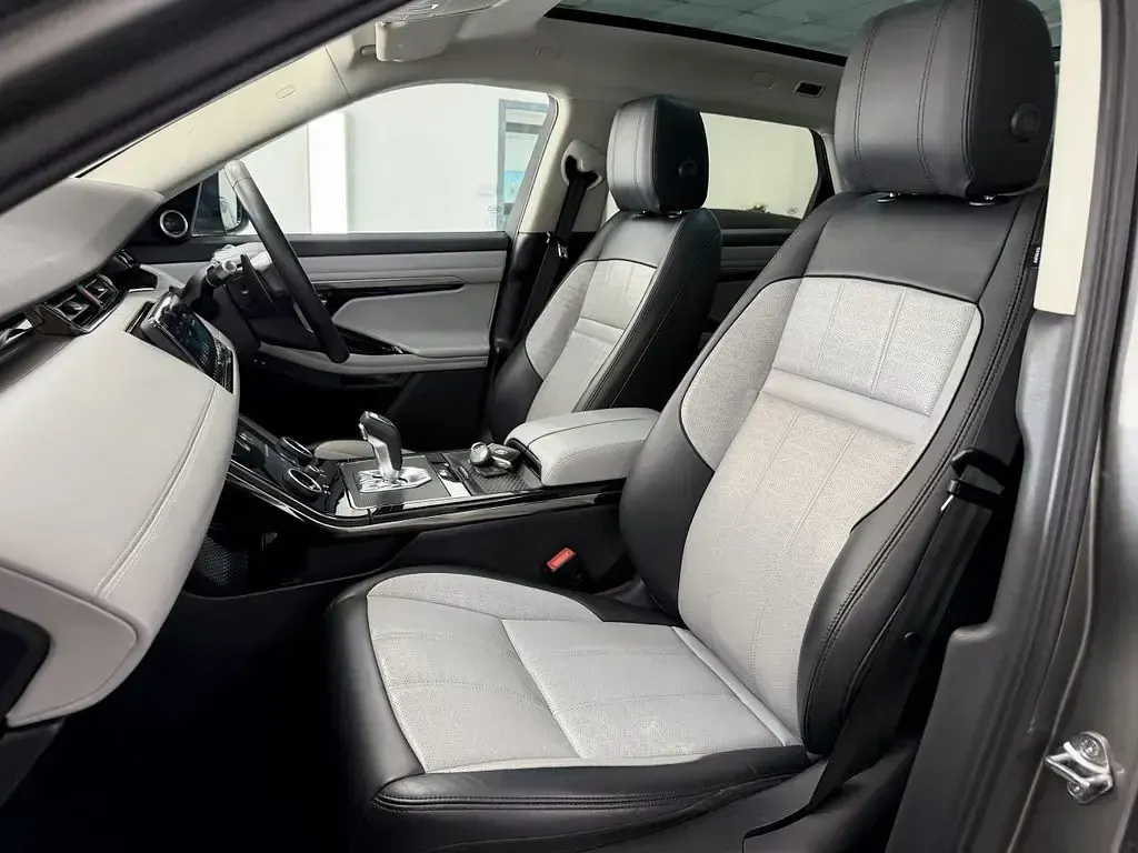 Used Land Rover Range Rover evoque HSE Dynamic 180 HP (132 kW) 2019 Silver SUV
