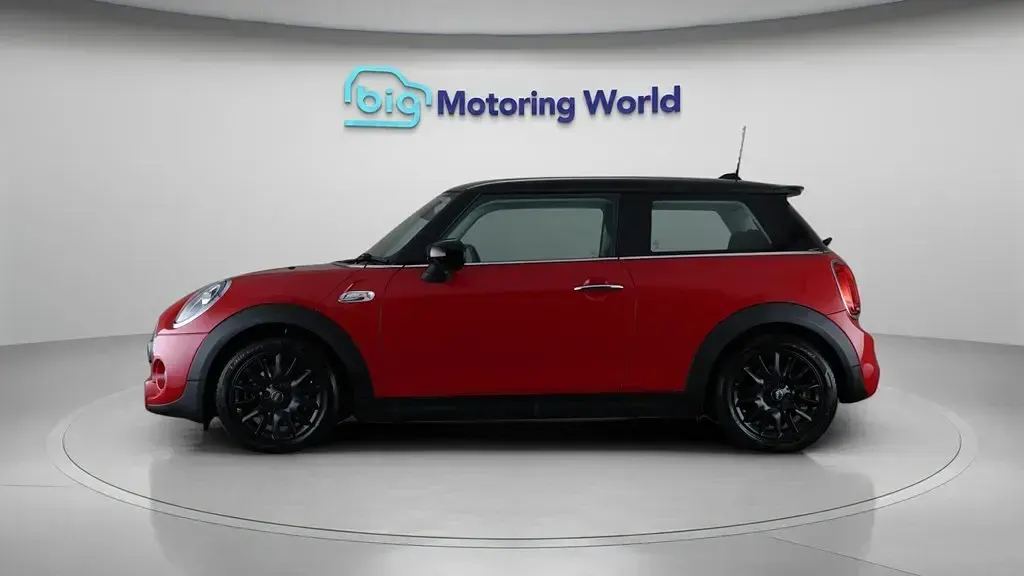 Begagnad Mini Cooper S Classic 192 HK (141 kW) 2020 Röd Halvkombi