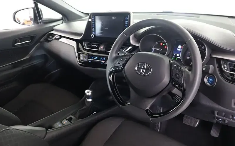 Used Toyota C-HR 122 HP (89 kW) 2023 White SUV