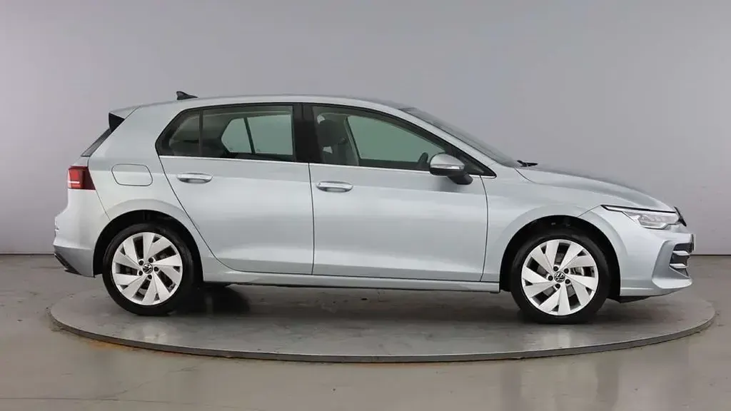 Second-hand VW Golf VIII Style 150 CP (110 kW) 2025 Argintiu Hatchback