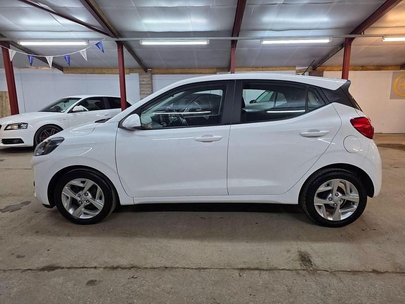 Used Hyundai i10 SE 84 HP (61 kW) 2022 White Hatchback