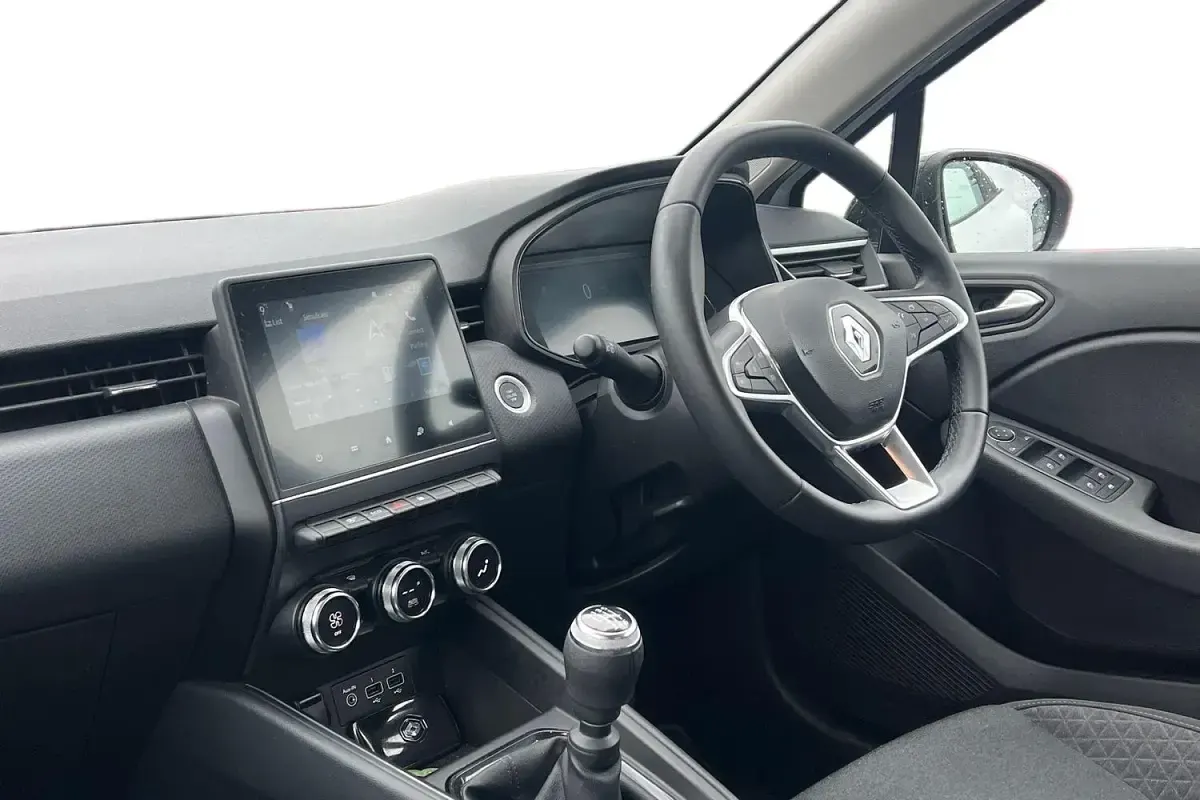 Used Renault Clio Evolution 90 HP (66 kW) 2022 White Hatchback