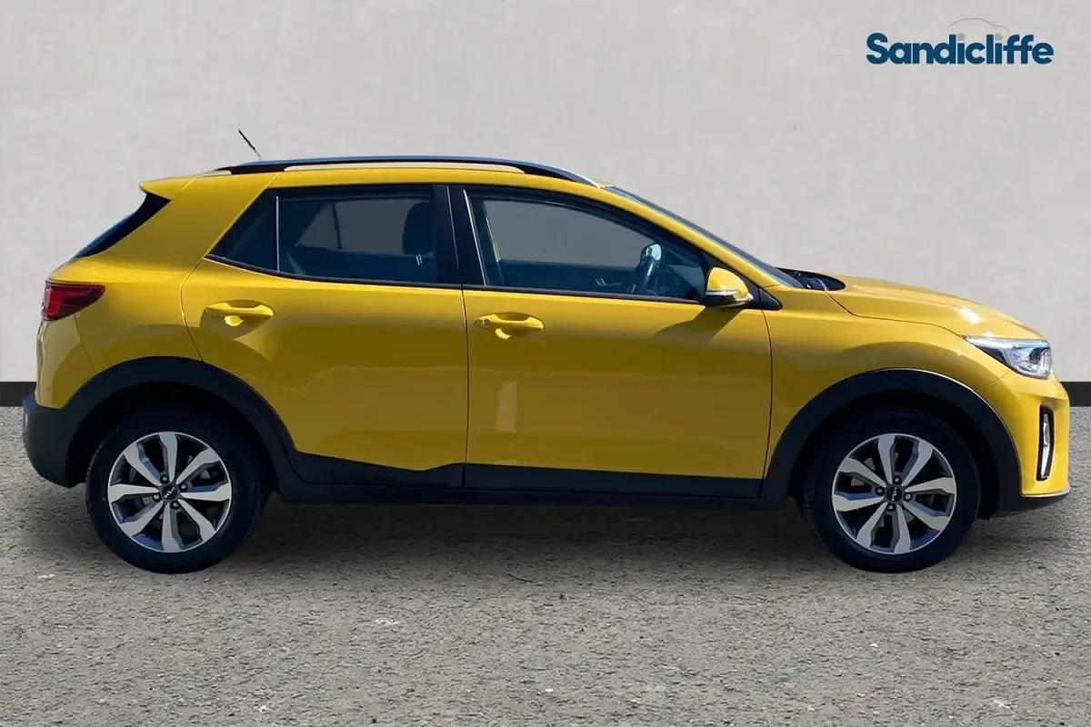 Usado Kia Stonic 100 CV (73 kW) 2022 Amarillo SUV