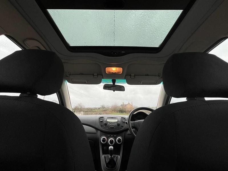 Used Hyundai i10 Comfort 77 HP (56 kW) 2010 Silver Hatchback